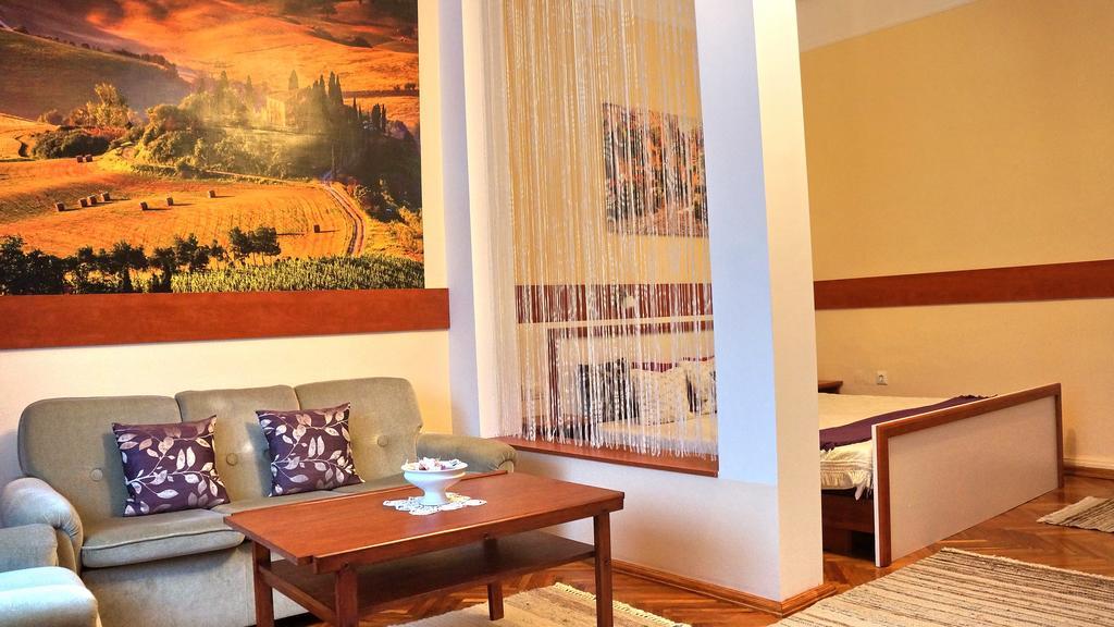 Hajnal Apartman Villa Gyula Exteriör bild