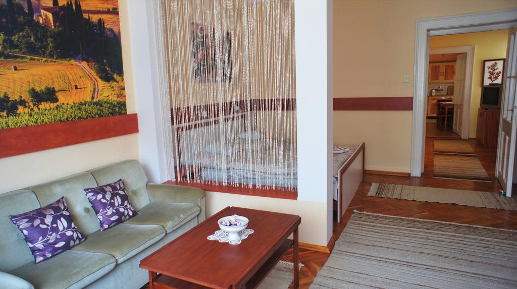 Hajnal Apartman Villa Gyula Exteriör bild