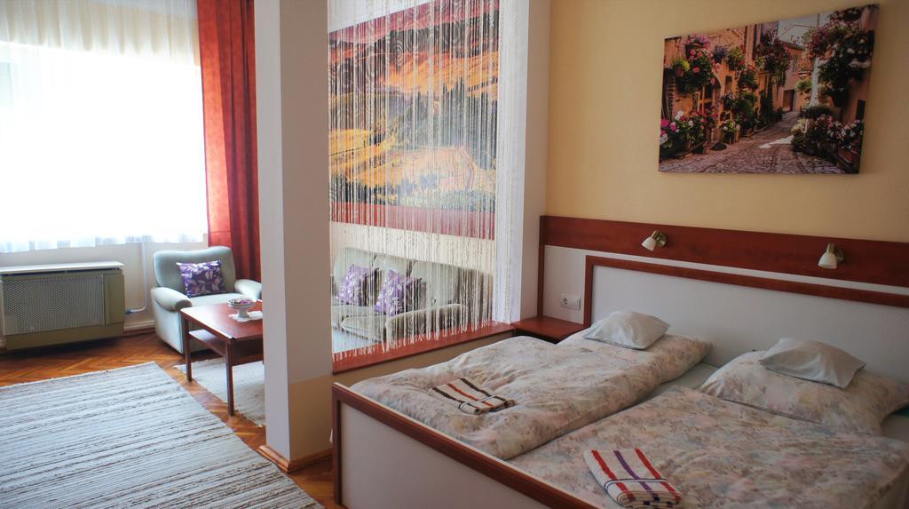 Hajnal Apartman Villa Gyula Exteriör bild